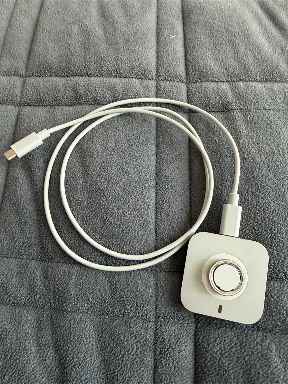 Oura Ring 4 Gold Size 5 with charging cable